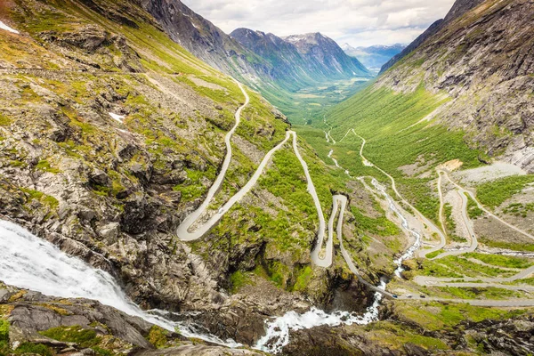 Trollstigen または Trollstigveien ノルウェー ヨーロッパの風光明媚な山の道を巻線を荒らし — ストック写真