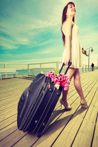 Viagem Aventura Embalagem Jovem Mulher Vestindo Vestido Branco Curto Andando — Fotografia de Stock