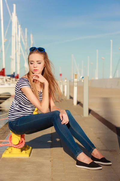 Turismo Viagem Conceito Pessoas Moda Menina Loira Com Coração Azul — Fotografia de Stock