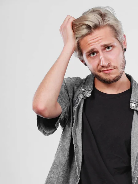 Confusion Questionable Standing Blonde Man Wearing Grey Shirt Being Confused — Stock Photo, Image