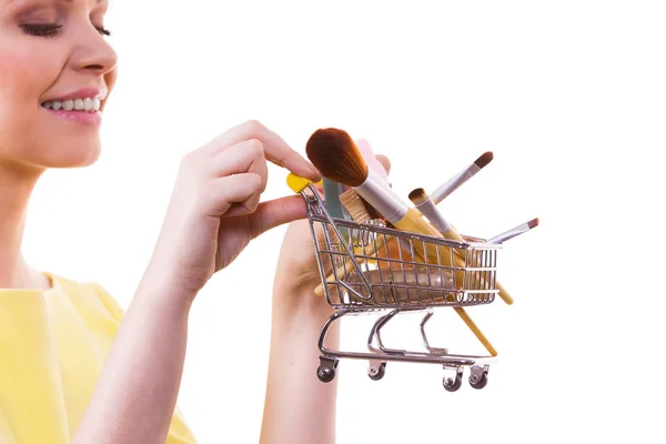 Elinde Makyaj Fırçası Gibi Güzellik Aksesuarlarıyla Dolu Alışveriş Arabası Tutan — Stok fotoğraf