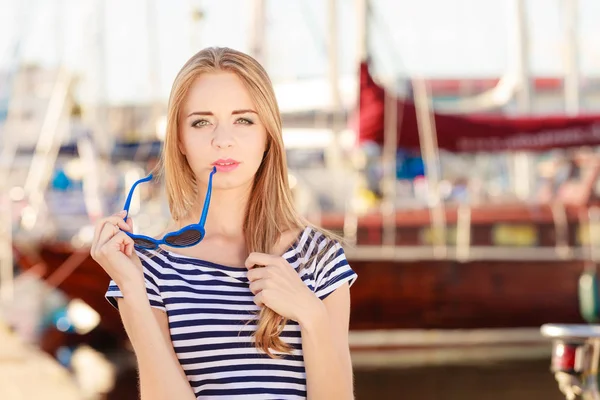 旅行観光と人々 の概念 ファッションに対してポートのヨット マリーナに青いハート型のサングラスを掛けた金髪の女の子 — ストック写真