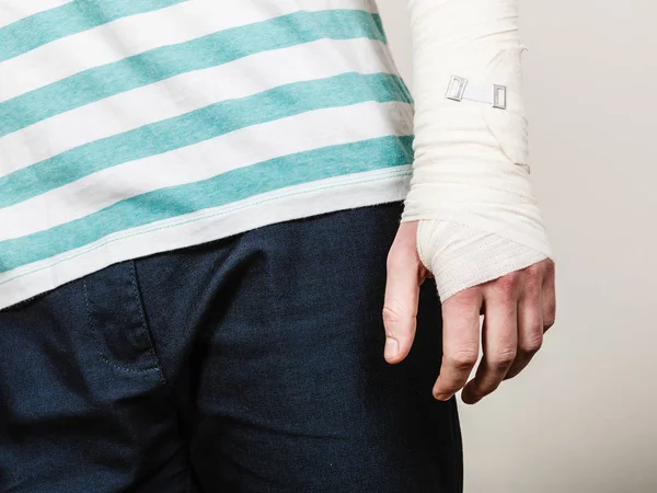 Frakturer Och Dislokationer Koncept Del Kropp Hane Med Hand Bandage — Stockfoto