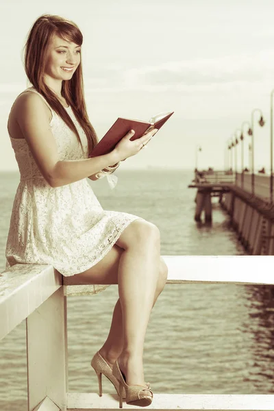 Boeken Boekenwurm Reizen Vrije Tijd Concept Mooie Vrouw Dragen Witte — Stockfoto