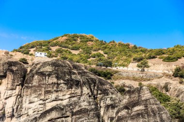 Turizm tatili ve seyahat. Meteora Yunanistan 'ın kayalık dağlarında kamp aracı