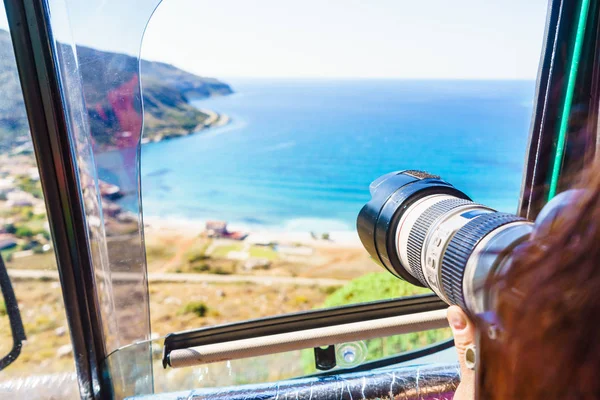Туристична Жінка Сидить Кемпер Фотографують Машину Камери Березі Моря Пелопоннес — стокове фото