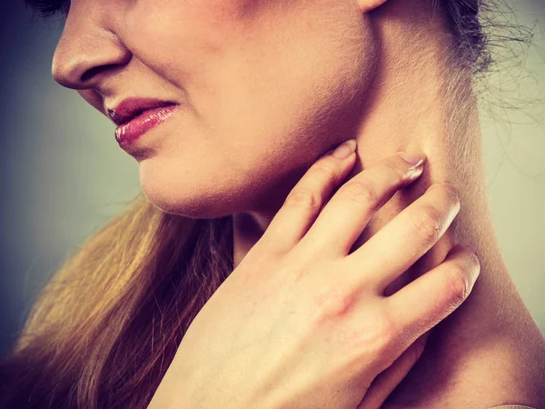 Health Problem Skin Diseases Young Woman Scratching Her Itchy Neck — Stock Photo, Image