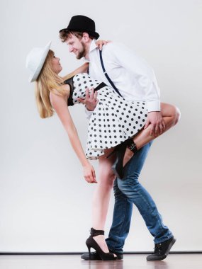 Genç mutlu çift retro tarzı gri üzerine ateş stüdyo dans