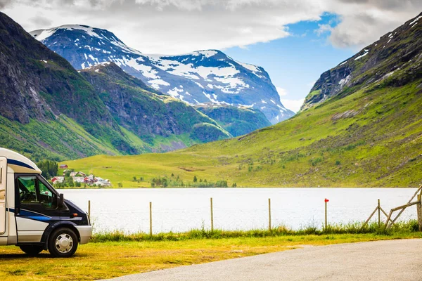 Vacaciones Turísticas Viajes Camioneta Coche Noruego Montañas —  Fotos de Stock