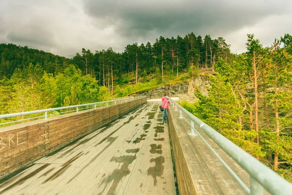 Turist Kvinna Stegastein Viewpoint Kväll Tid Sogn Fjordane Norge — Stockfoto