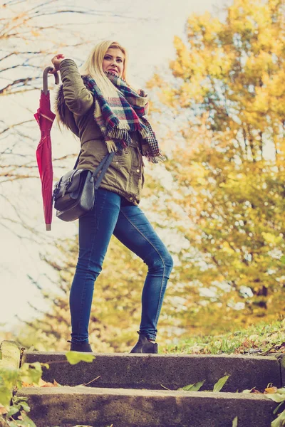 外の概念をリラックス 赤い傘を持って公園を歩く女性 秋の天気 — ストック写真
