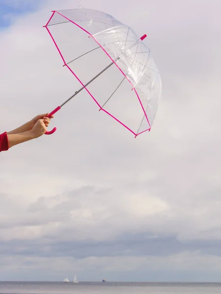 Mano Humana Irreconocible Sosteniendo Paraguas Transparente Contra Cielo Lleno Nubes — Foto de Stock