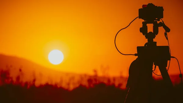 Câmera Profissional Tripé Que Toma Vídeo Filme Foto Nascer Sol — Fotografia de Stock