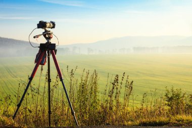 Resim film video Slovakya sabah peyzaj alarak tripod üzerinde profesyonel fotoğraf makinesi