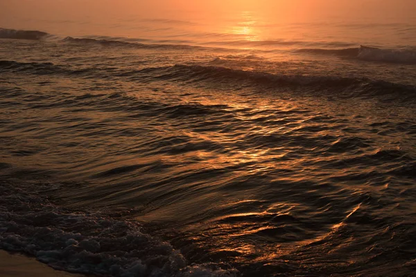 Närbild Vajande Hav Vatten Solnedgången Orange Och Guld Nyanser Mörk — Stockfoto
