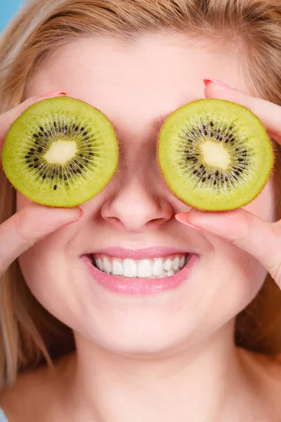 Diet Sehat Makanan Menyegarkan Penuh Vitamin Wanita Memegang Buah Kiwi — Stok Foto