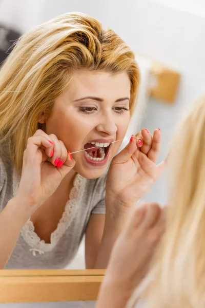 日常の口腔衛生 歯科のコンセプト デンタルフロスを使用して彼女の歯のクリーニング女性 — ストック写真