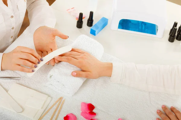 Mão Mulher Toalha Esteticista Unhas Tratamento Spa Beleza Conceito Manicure — Fotografia de Stock