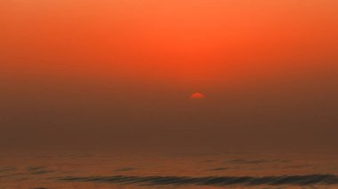 Deniz ufuk akşam üzerinde inanılmaz renkli kırmızı gün batımı. Sakin sahne. Doğal arka plan. Manzara.