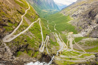 Yolu Trollstigen ya da Trollstigveien Norveç Avrupa'nın doğal dağ yolu virajlı troller