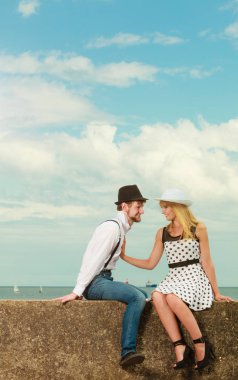 Yaz tatili aşk ilişkisi ve flört konsepti - romantik eğlenceli çiftler deniz kıyısında flört ediyorlar