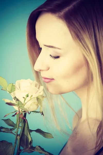 ロマンチックなバラの花を持った女性のショット 女性の日 バレンタイン ギフト 青の背景に撮影スタジオ — ストック写真
