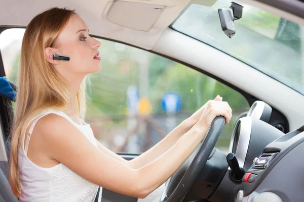 Concepto Transporte Seguridad Mujer Rubia Joven Conduciendo Coche Usando Teléfono —  Fotos de Stock