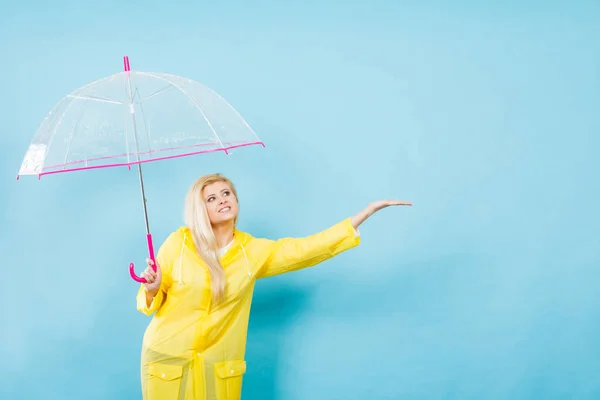 Mujer Rubia Vistiendo Impermeable Amarillo Sosteniendo Paraguas Transparente Comprobando Clima — Foto de Stock
