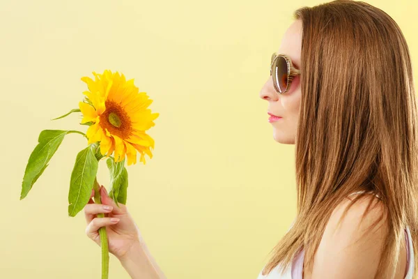 Primo Piano Vista Laterale Attraente Donna Estiva Occhiali Sole Con — Foto Stock