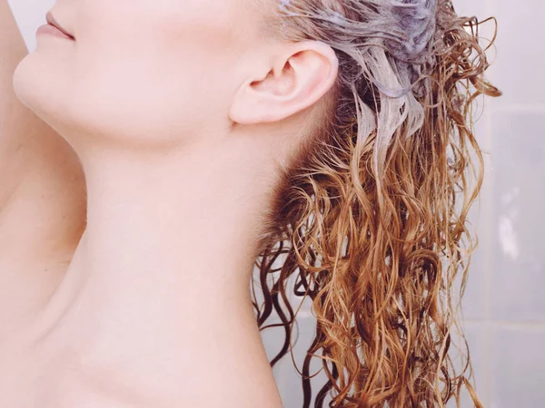 Kvinna Tillämpa Färg Schampo Håret Kvinna Med Lila Tvättmedel Toning — Stockfoto