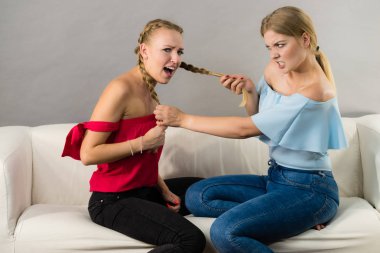 İki genç ve güzel kadın kavga ederken birbirlerine kızıyorlar. Dostluk rekabeti ve kıskançlık sorunları.