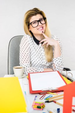 Oturan kadın danışma belgeleri çalışma bağlayıcı ve düşünme tam kapalı çalışan.