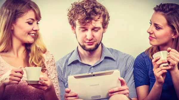 Amigos Navegando Por Internet Tableta Los Jóvenes Hombre Chico Las — Foto de Stock