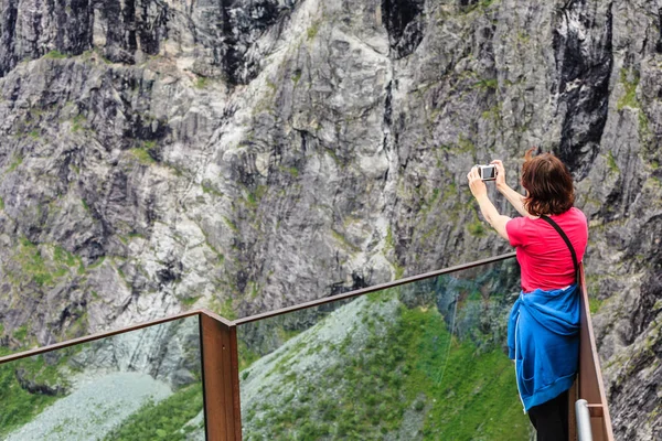 Podróży Piękna Przyrodzie Turystyczna Kobieta Patrząc Góry Biorąc Obraz Kamery — Zdjęcie stockowe