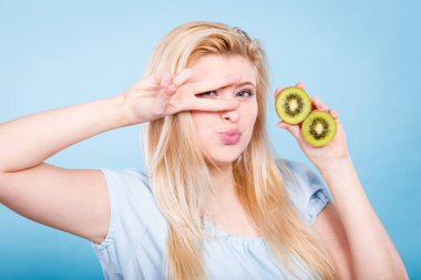 Sağlıklı beslenme, gıda vitamin tam yenileniyor. Tatlı lezzetli yeşil kivi meyve tutan kadın.