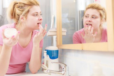 Nemlendirici Cilt Bakımı, Kozmetik Dermatoloji kavramı. Kadın yüz kremi parmağını ile uygulama