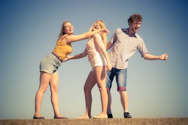 Dostluk mutluluk yaz tatil kavramı. Arkadaşlar çocuk iki kız eğleniyor kutluyor kol germe açık grubu