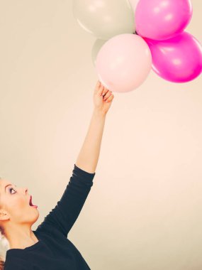 Delilik ve eğlenceli. Renkli balon ile oynayan sevimli deli neşeli kız. Sarışın oynak retro tarzı kadın hissediyorum çılgınlığı.