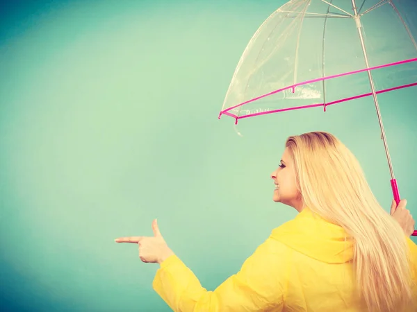 Mujer Rubia Vistiendo Impermeable Amarillo Sosteniendo Paraguas Transparente Comprobando Clima — Foto de Stock