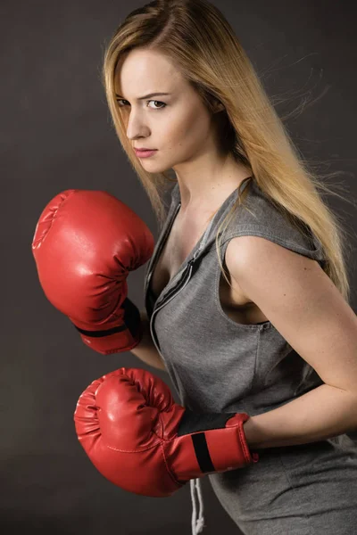 Sensuele Jongedame Blond Aantrekkelijk Meisje Dragen Rode Punch Bokshandschoenen Poseren — Stockfoto