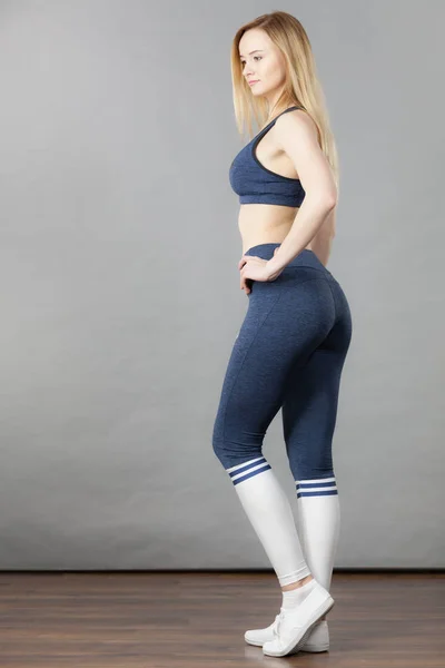 Sportif Kıyafeti Mavi Spor Sutyen Tayt Çorap Eğitmenler Giyen Kadın — Stok fotoğraf