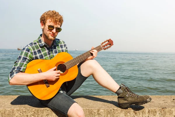 Giovane Hipster Che Suona Chitarra Vicino All Oceano Bello Ragazzo — Foto Stock