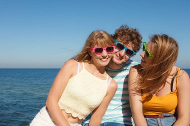 Dostluk mutluluk yaz tatil kavramı. Arkadaşlar çocuk iki kız eğleniyor açık, güneş gözlüğü sevinç oynak ruh grubu.