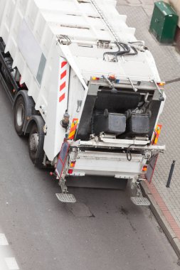 Modern beyaz çöp dustcart kamyon caddenin üzerinde. Kasaba kavramı geri dönüşüm.