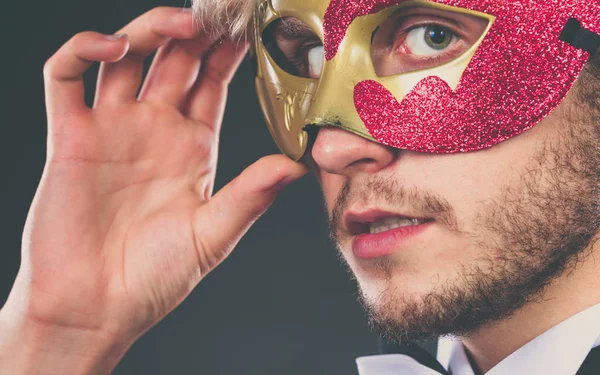 とお祝いの概念 闇のカーニバル ベネチアン マスクを着ている若い男 — ストック写真