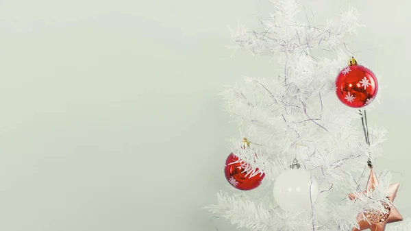 Arbre Noël Blanc Avec Boules Décoratives Rouges Fête Noël Concept — Photo