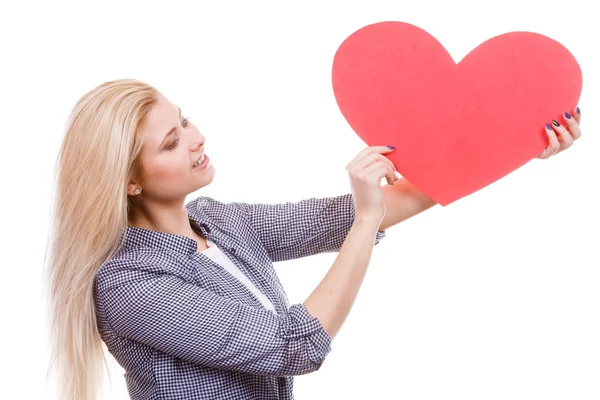 バレンタインデー 恋愛や人間関係のシンボルのコンセプトです 大きな赤いハート 愛サインを保持している女性 — ストック写真