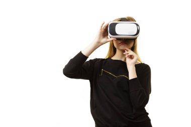 Sanal gerçeklik giyen kadın kulaklık, vr kutusu gözlükler. Bağlantı, teknoloji, yeni nesil ve ilerleme kavramı.