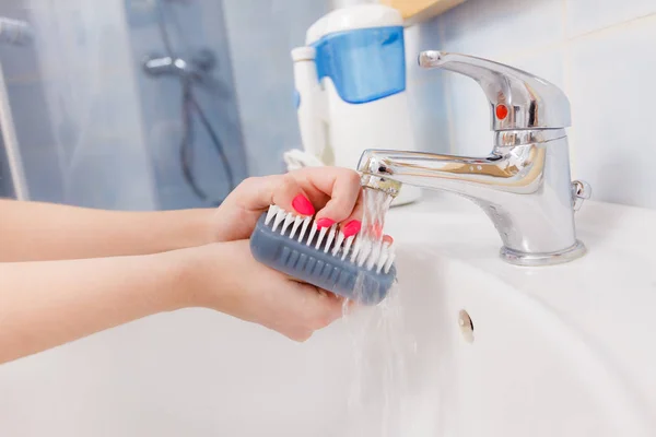 Vrouw Wast Haar Handen Gootsteen Vuil Verwijderen Met Behulp Van — Stockfoto