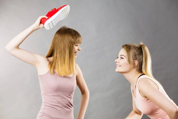 Dwa Agresywne Kobiety Posiadające Twierdzą Walki Pomocą Butów Jest Wściekły — Zdjęcie stockowe